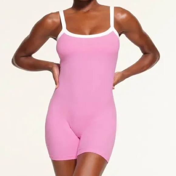 Skims pink and white soft lounge ringer scoop onesie size small - Picture 1 of 6